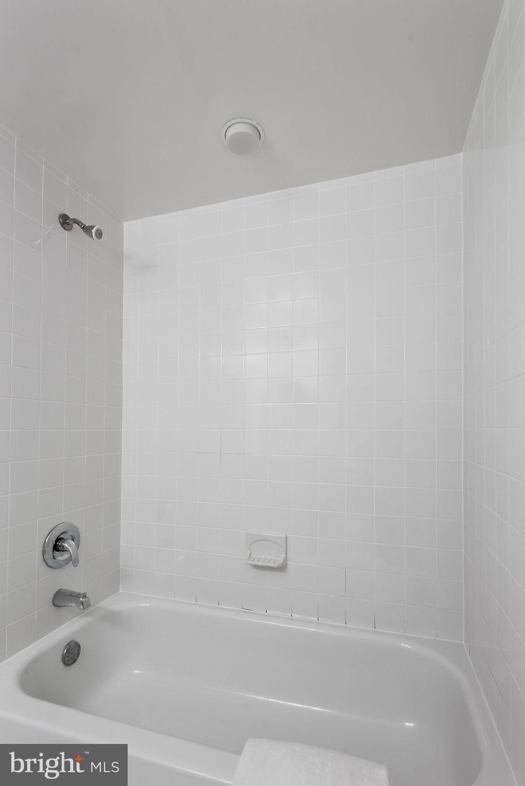11600 Stoneview Square, Unit 60/2B Reston, VA 20191 - Photo 21 of 27 a bathroom with a bathtub