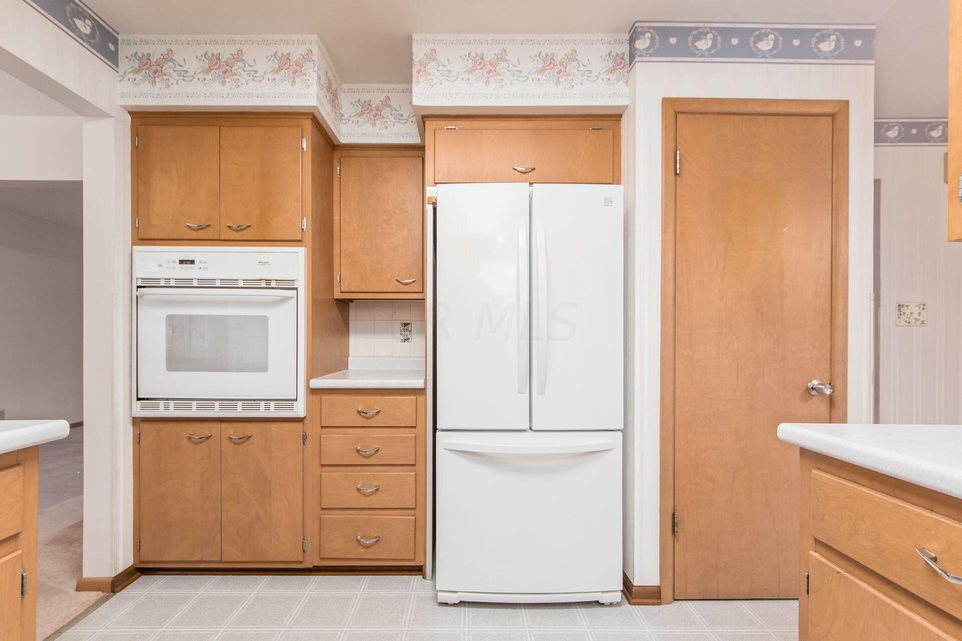 753 Chaffin Ridge Columbus, OH 43214 - Photo 8 of 25 Wall oven is great for baking.