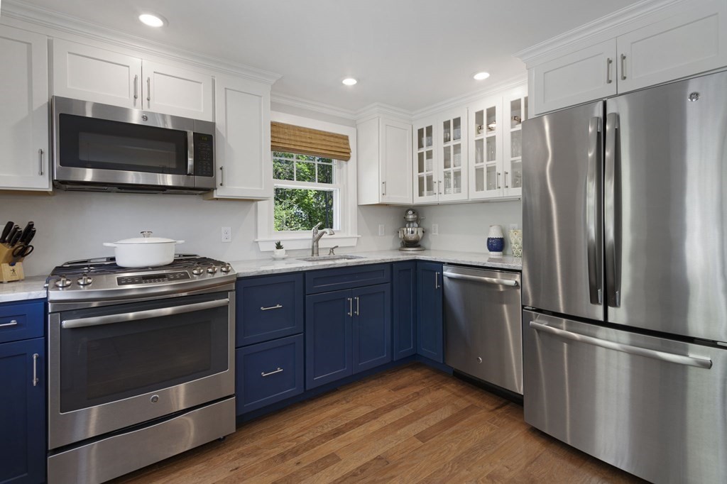 27 Red Jacket Road Weymouth, MA 02190 - Photo 2 of 28