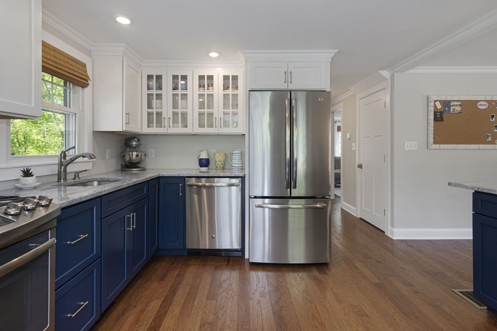 27 Red Jacket Road Weymouth, MA 02190 - Photo 3 of 28