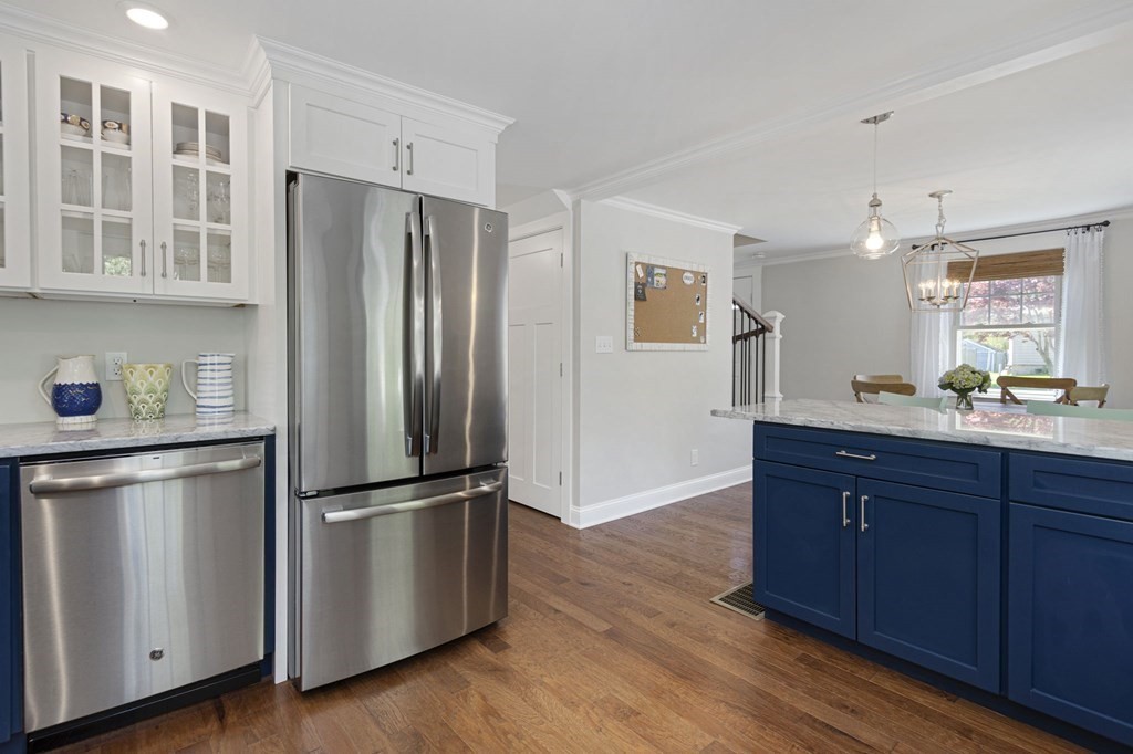 27 Red Jacket Road Weymouth, MA 02190 - Photo 4 of 28