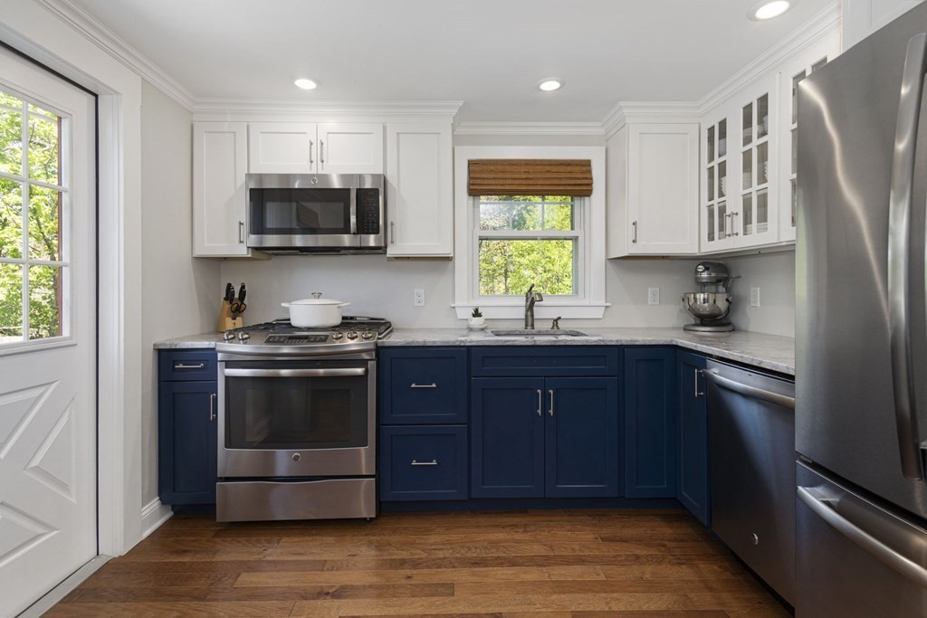27 Red Jacket Road Weymouth, MA 02190 - Photo 5 of 28