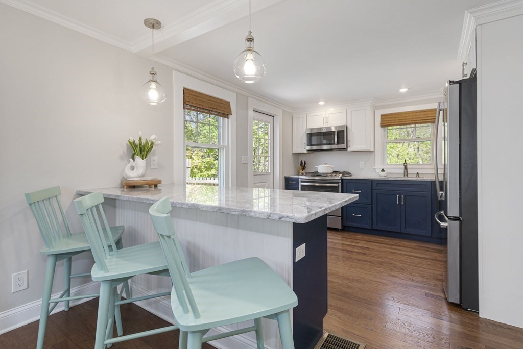27 Red Jacket Road Weymouth, MA 02190 - Photo 8 of 28