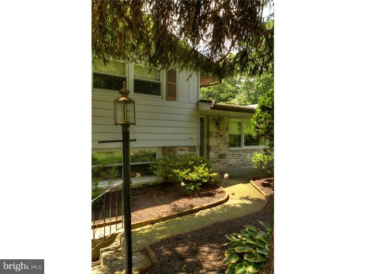 550 Susquehanna Road Huntingdon Valley, PA 19006 - Photo 4 of 25 Exterior Front