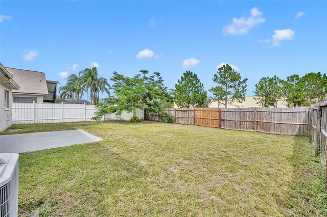 a view of a backyard