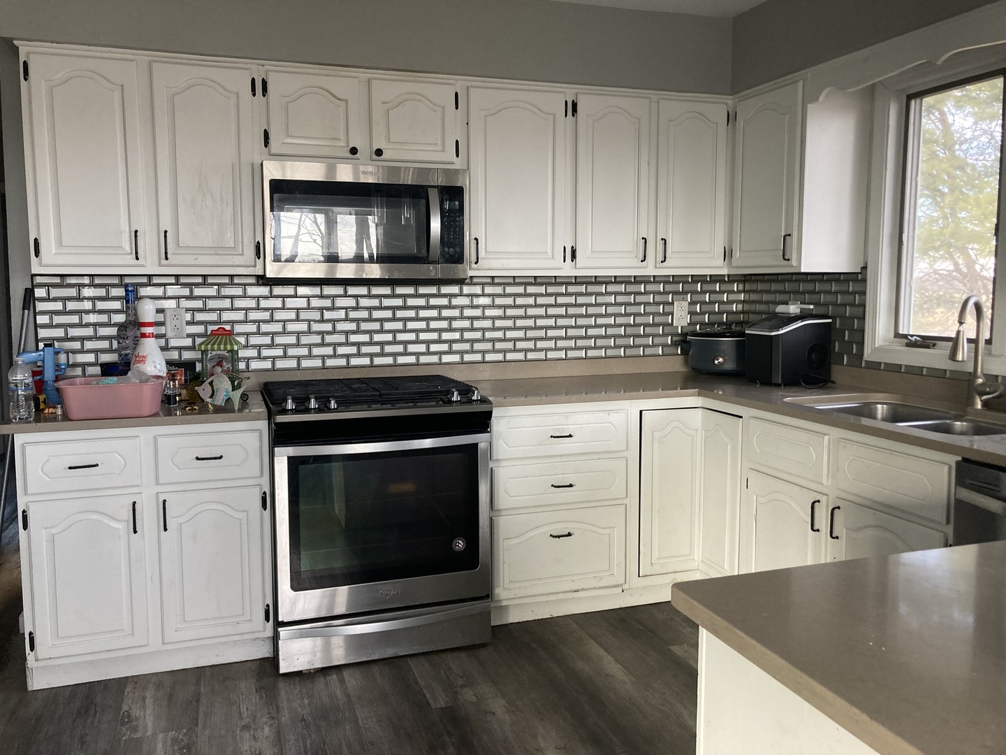 602 North 29th Road LaSalle, IL 61301 - Photo 10 of 28 a kitchen with granite countertop white cabinets and appliances