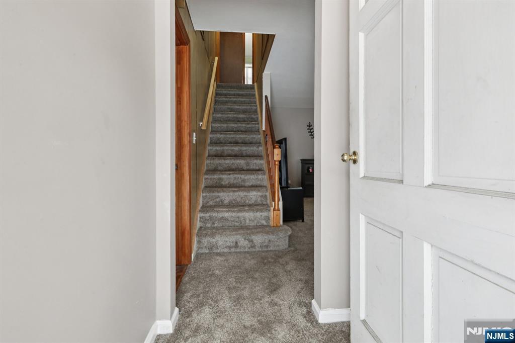 86 Kakeout Road Butler, NJ 07405 - Photo 5 of 44