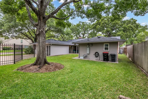 $3,900 | 10051 Meadow Lake Lane, Houston, TX 77042