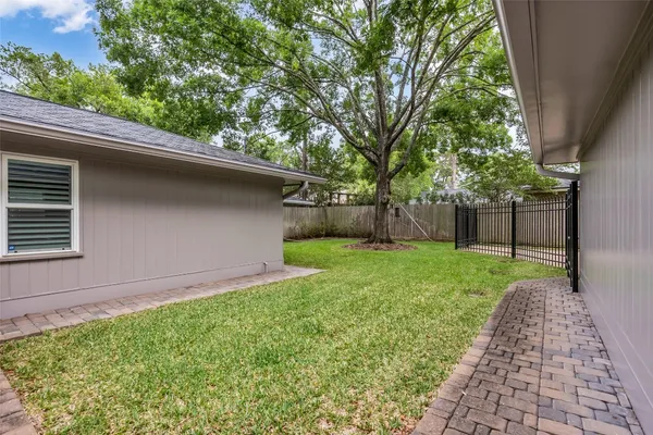 $3,900 | 10051 Meadow Lake Lane, Houston, TX 77042