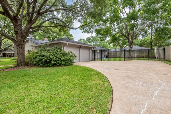 $3,900 | 10051 Meadow Lake Lane, Houston, TX 77042