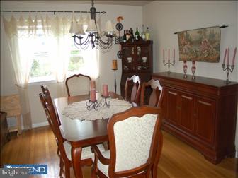 209 Hemlock Lane Springfield, PA 19064 - Photo 3 of 6