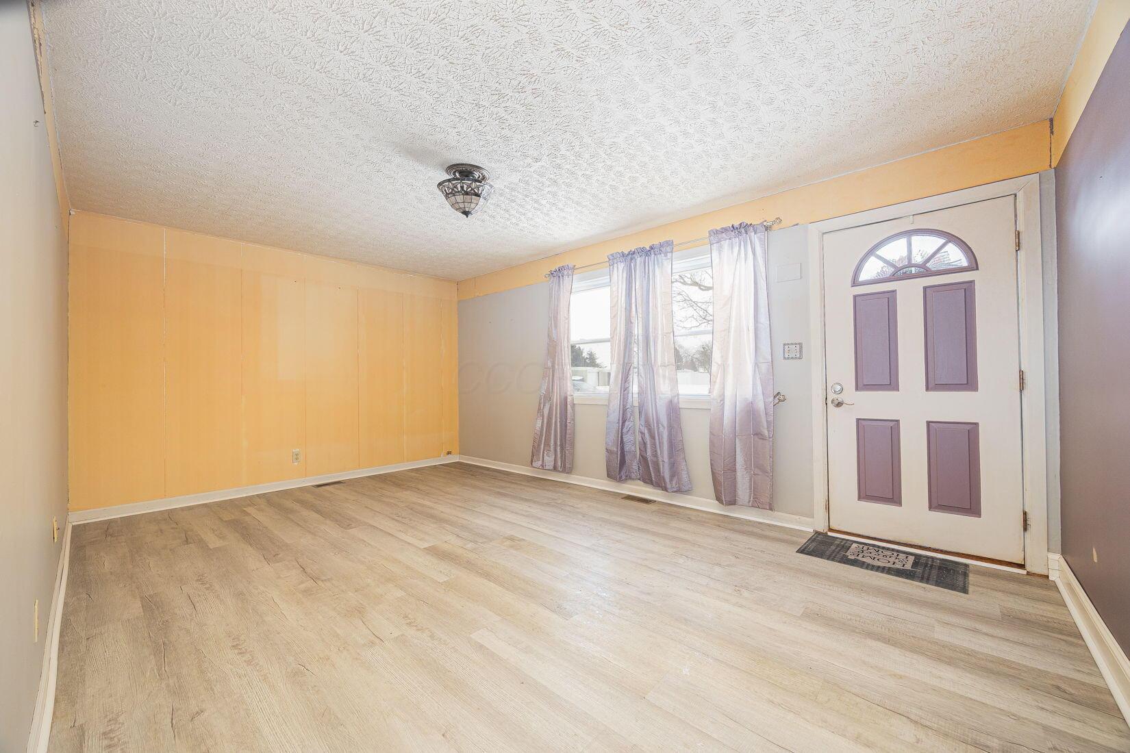11 Oak Road Columbus, OH 43217 - Photo 5 of 16 7-web-or-mls-11 Oak Rd-7