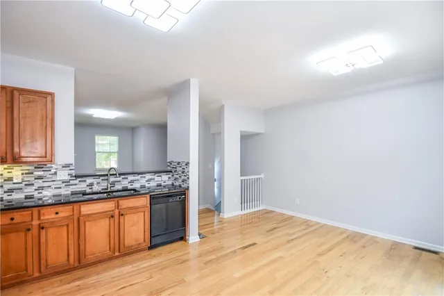 a view of a house with backyard