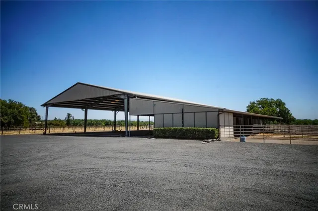 a black and white photo of a building