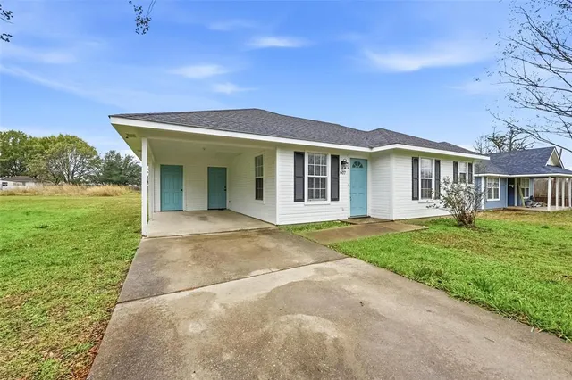 $1,100 | 607 Oldham Street, Bonham, TX 75418