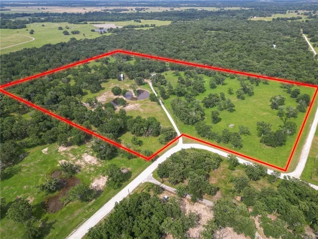 a view of a yard with a small yard