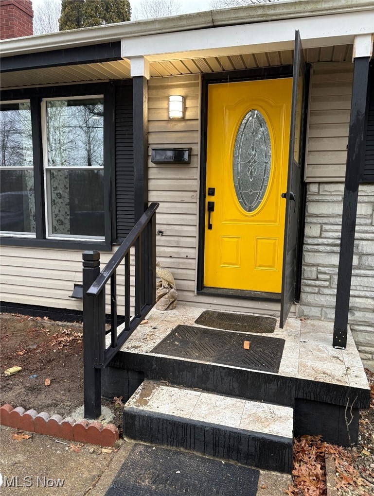 603 Liberty Road Youngstown, OH 44505 - Photo 5 of 42 Doorway to property
