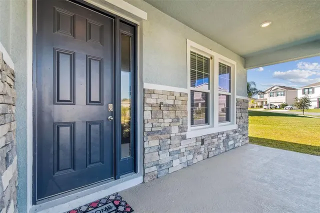 a view of an entryway with a livingroom