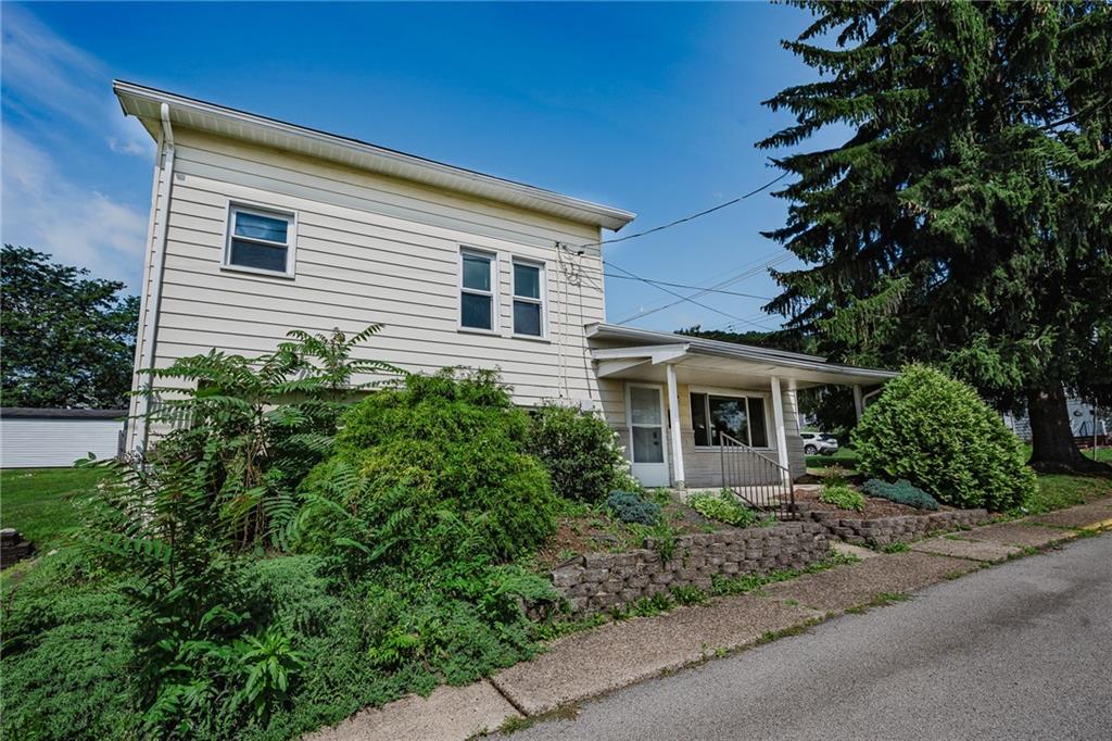 a view of a house with a yard