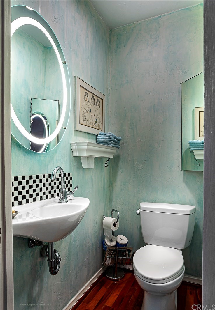 175 Granada Avenue Long Beach, CA 90803 - Photo 19 of 29 Bathroom off the south bedroom.