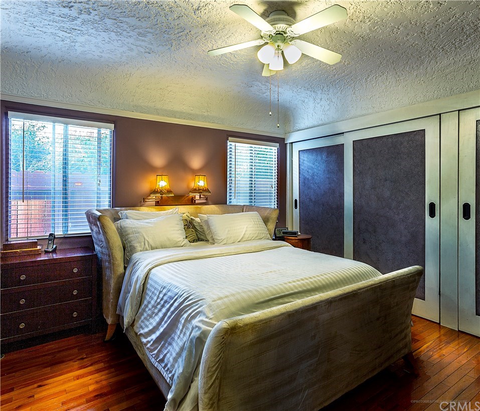175 Granada Avenue Long Beach, CA 90803 - Photo 21 of 29 East bedroom with cove ceiling.