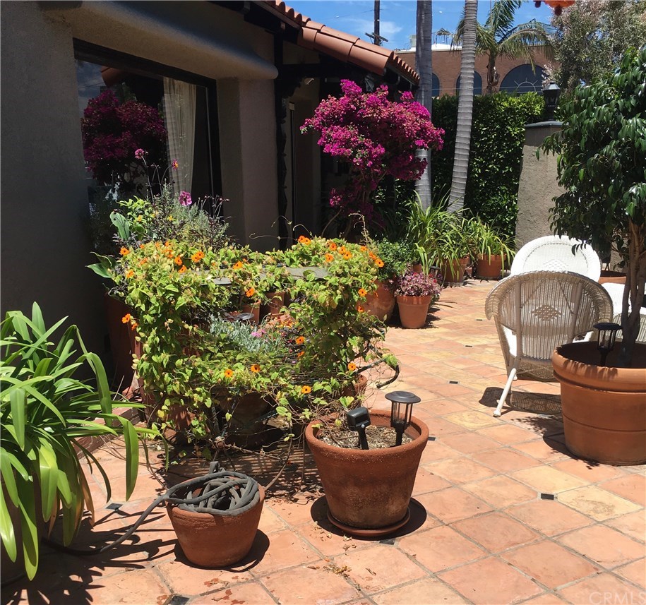 175 Granada Avenue Long Beach, CA 90803 - Photo 24 of 29 Front patio looking north