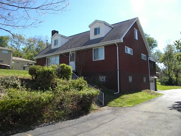 $300,000 | 861 MacArthur Drive, Irwin, PA 15642