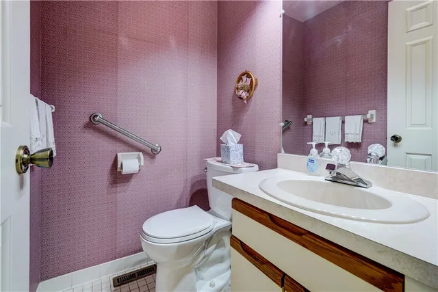 $295,000 | 17 Chenin Run, Perinton, NY 14450