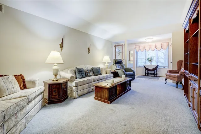 $295,000 | 17 Chenin Run, Perinton, NY 14450