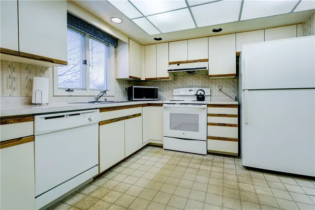 $295,000 | 17 Chenin Run, Perinton, NY 14450