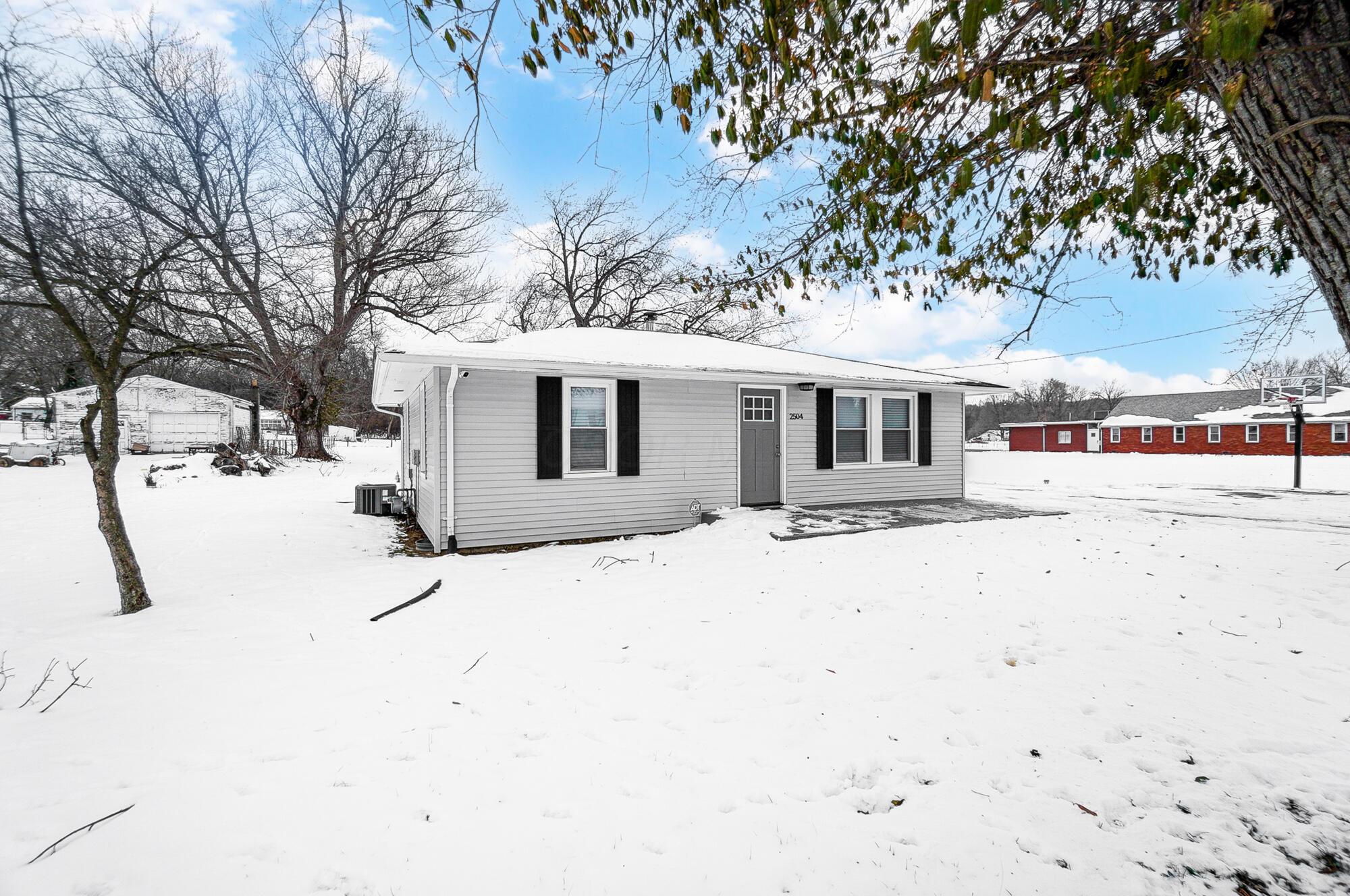 2504 Hilldale Road Springfield, OH 45505 - Photo 3 of 26 003
