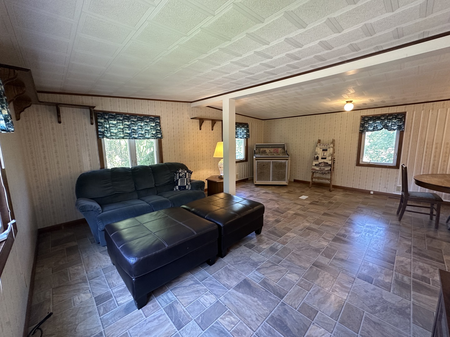13629 Garden Plain Road Morrison, IL 61270 - Photo 15 of 28 a living room with furniture and a large window
