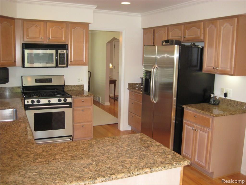107 Handy Road Grosse Pointe, MI 48236 - Photo 4 of 18 IMG_9988.JPG