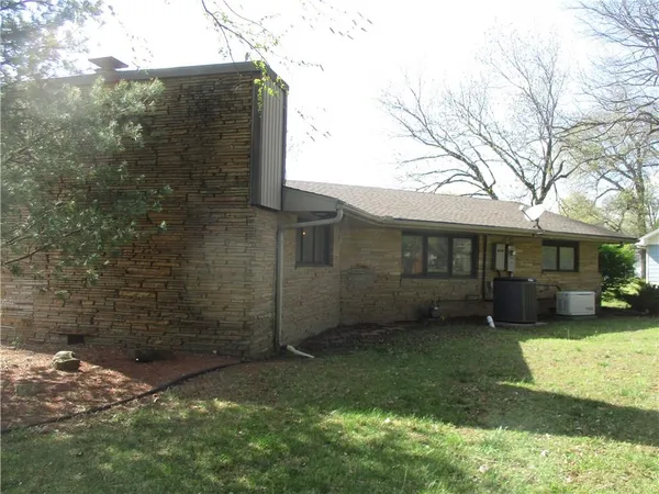 $215,000 | 400 South Washington Avenue, Columbus, KS 66725