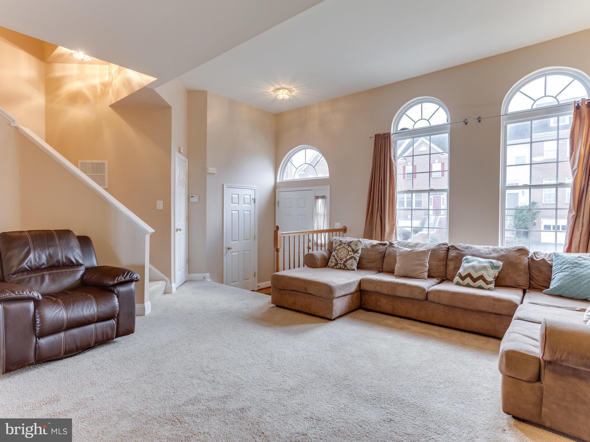 624 Springhouse Square Southeast Leesburg, VA 20175 - Photo 3 of 27 Living Room