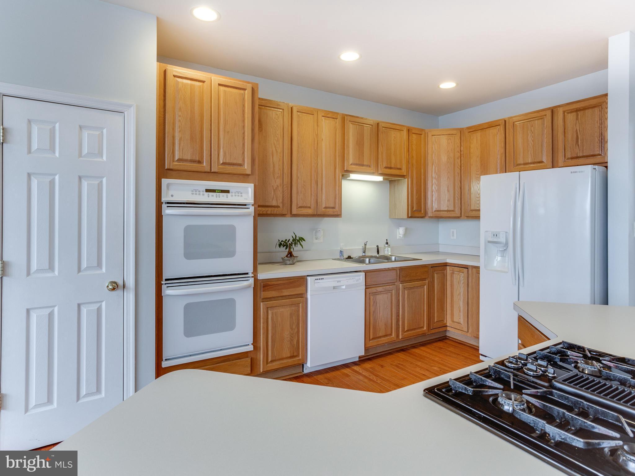 624 Springhouse Square Southeast Leesburg, VA 20175 - Photo 7 of 27 Kitchen