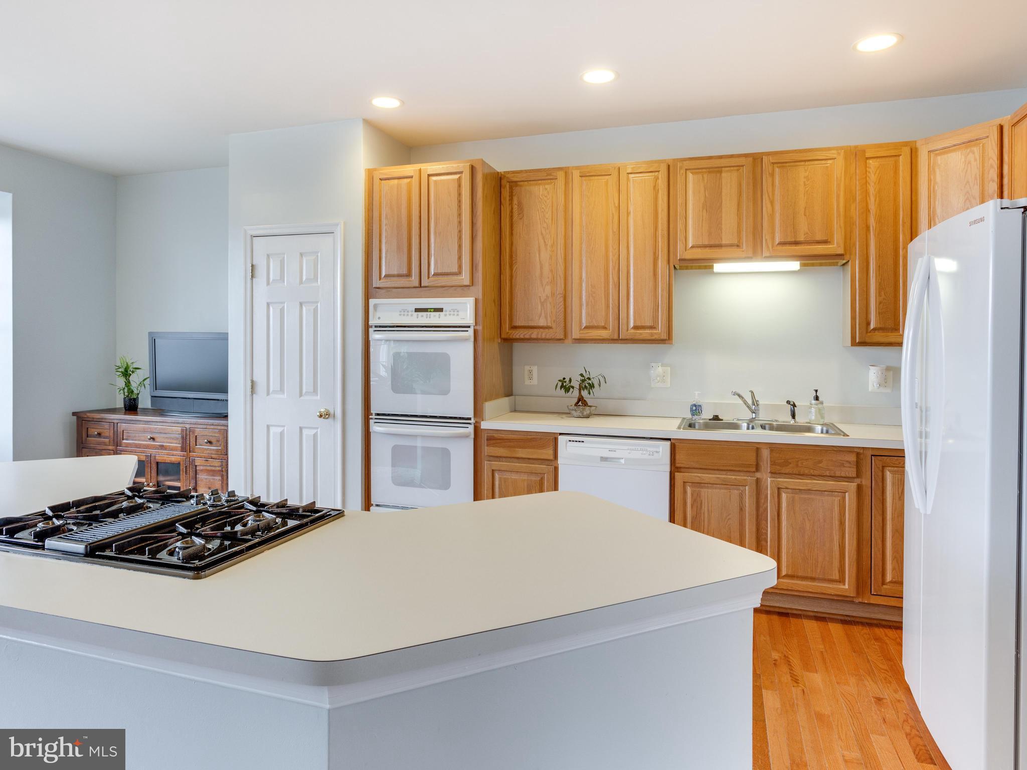 624 Springhouse Square Southeast Leesburg, VA 20175 - Photo 8 of 27 Kitchen