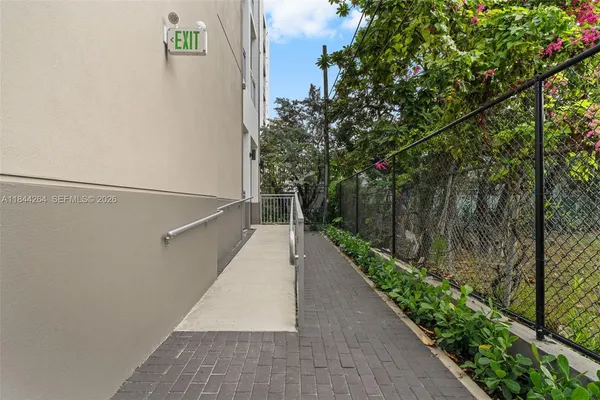 $1,777 | 650 Southwest 1st Street, Unit 204, Miami, FL 33130