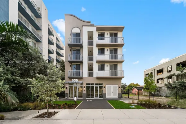 $1,777 | 650 Southwest 1st Street, Unit 204, Miami, FL 33130