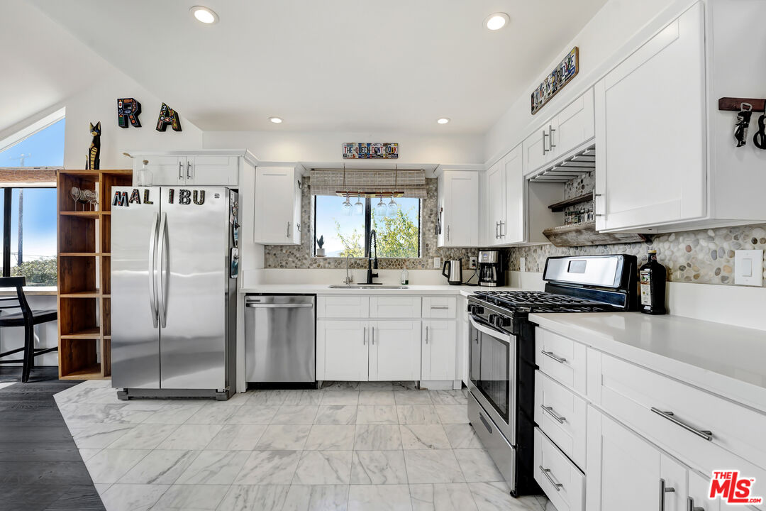 29231 Heathercliff Road, Unit 1 Malibu, CA 90265 - Photo 11 of 20