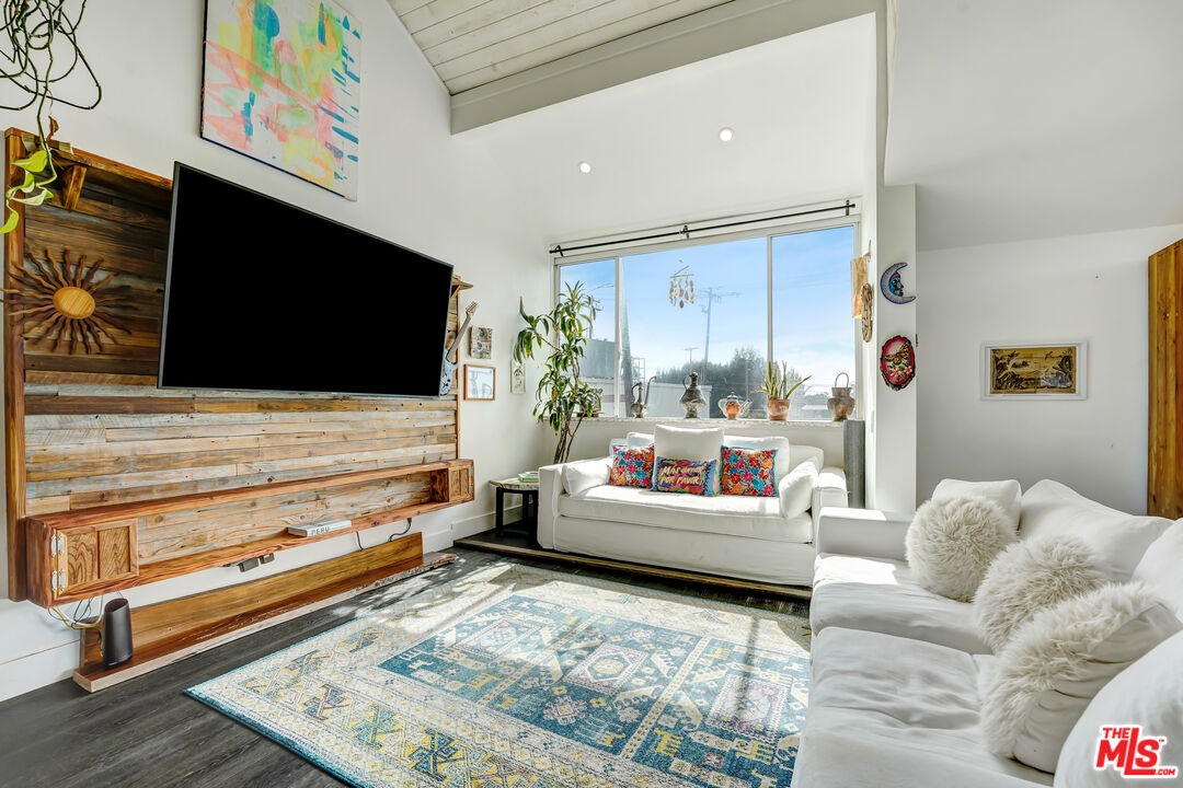 29231 Heathercliff Road, Unit 1 Malibu, CA 90265 - Photo 3 of 20