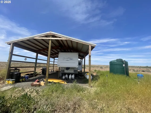 a view of back yard of the house