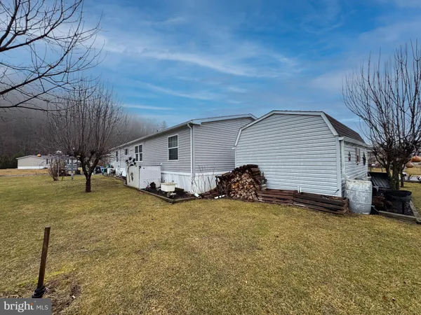 a view of a house with backyard