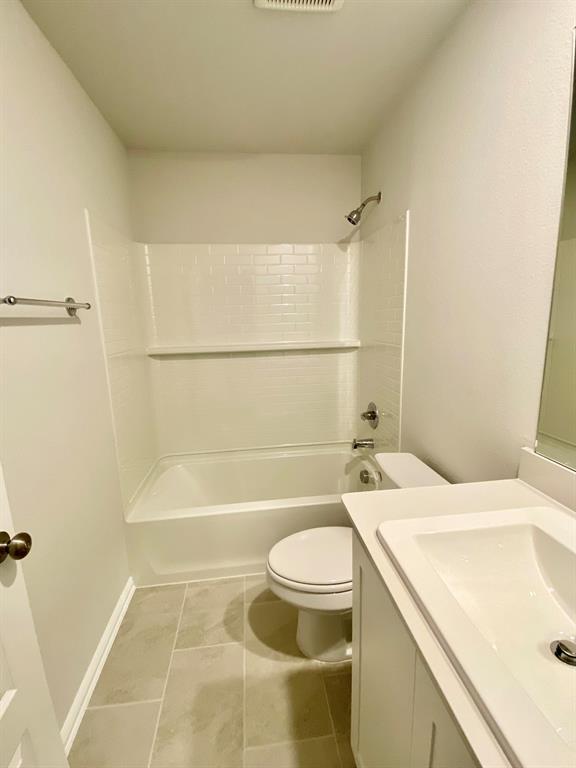 615 Metallic Tree Lane Van Alstyne, TX 75495 - Photo 21 of 24 a bathroom with a sink a toilet and a bathtub