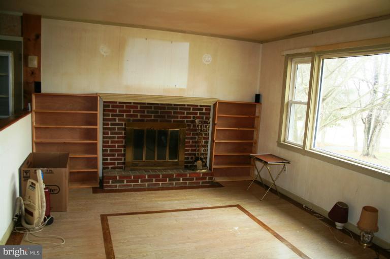 17019 Spielman Road Fairplay, MD 21733 - Photo 5 of 6 Living Room