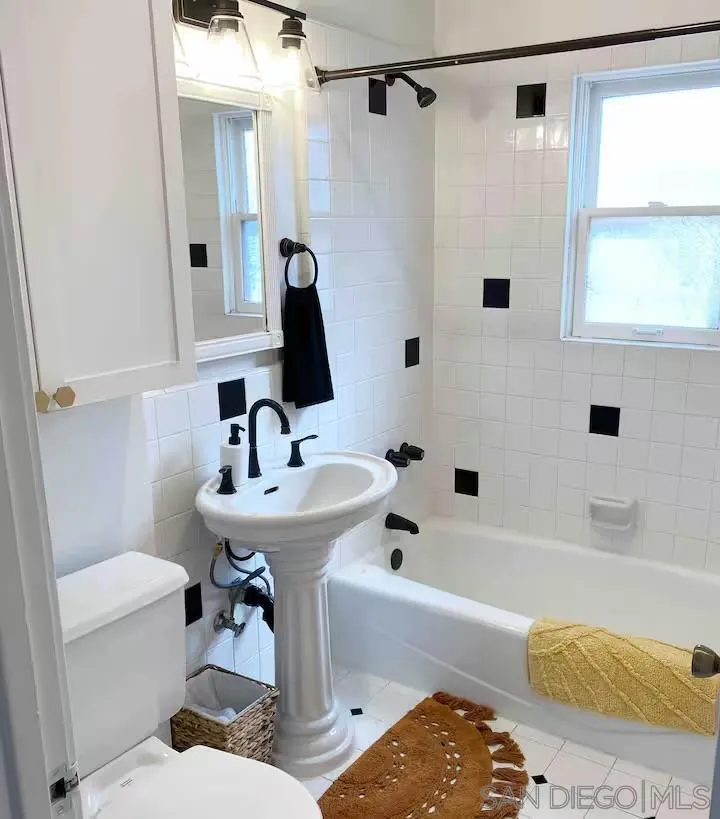 525 3rd Street Encinitas, CA 92024 - Photo 5 of 26