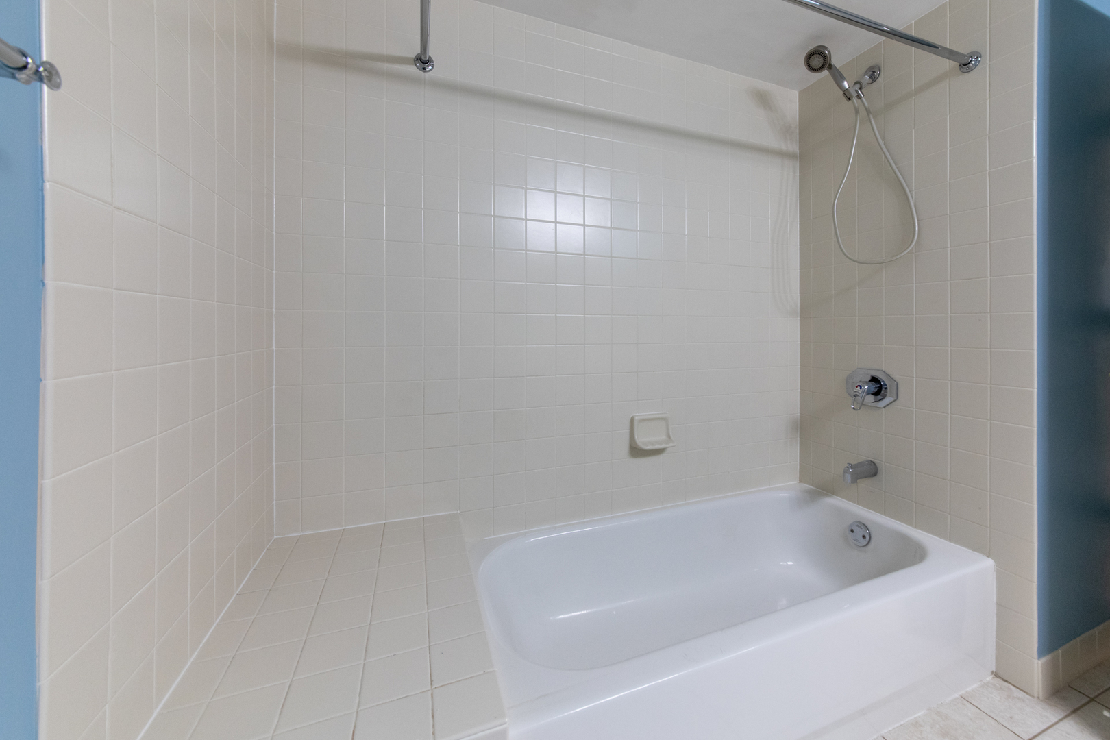 650 South River Road, Unit 601 Des Plaines, IL 60016 - Photo 12 of 20 a bathroom with a tub