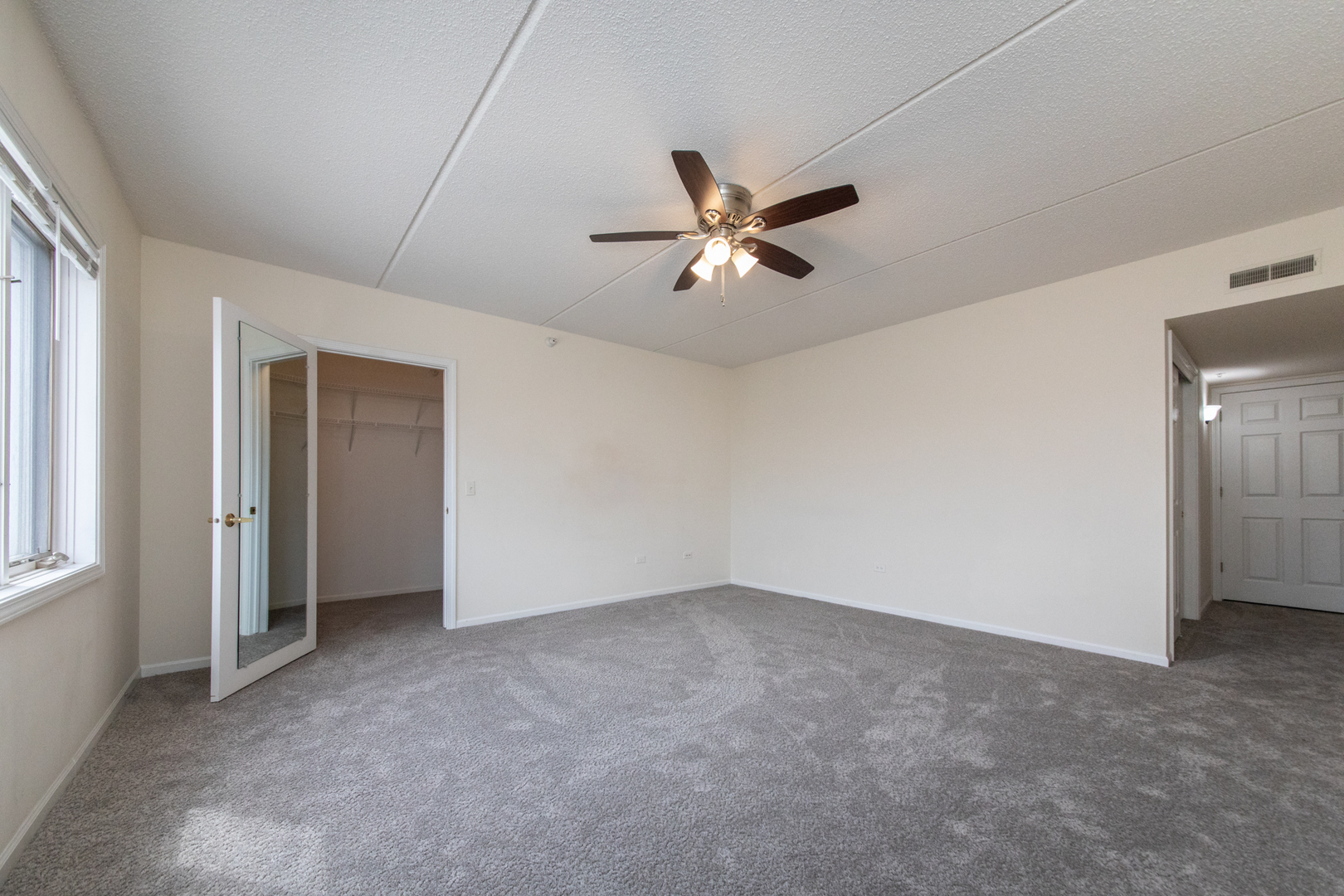 650 South River Road, Unit 601 Des Plaines, IL 60016 - Photo 16 of 20 a view of an empty room with a window