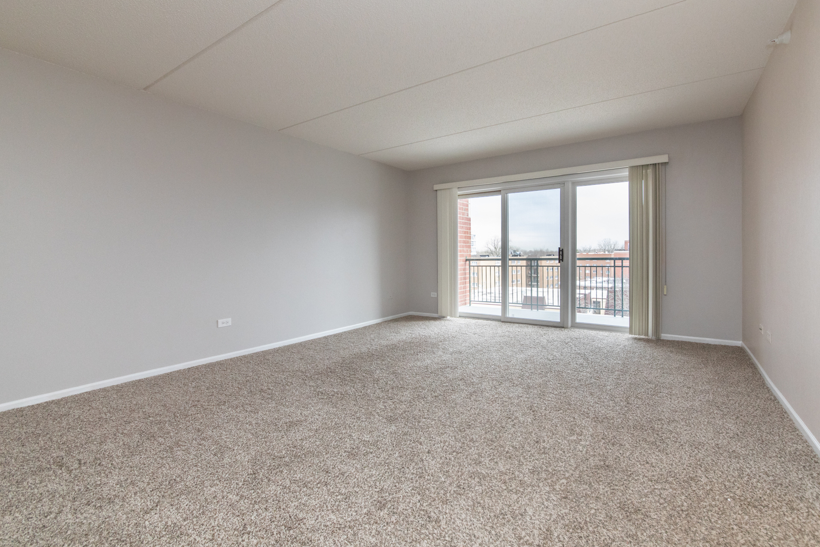 650 South River Road, Unit 601 Des Plaines, IL 60016 - Photo 5 of 20 an empty room with a window
