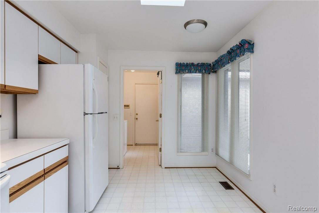 5851 Dawn Ridge Drive, Unit 39 Troy, MI 48098 - Photo 6 of 23 5851 Dawn Rdg Rd-6.jpg
